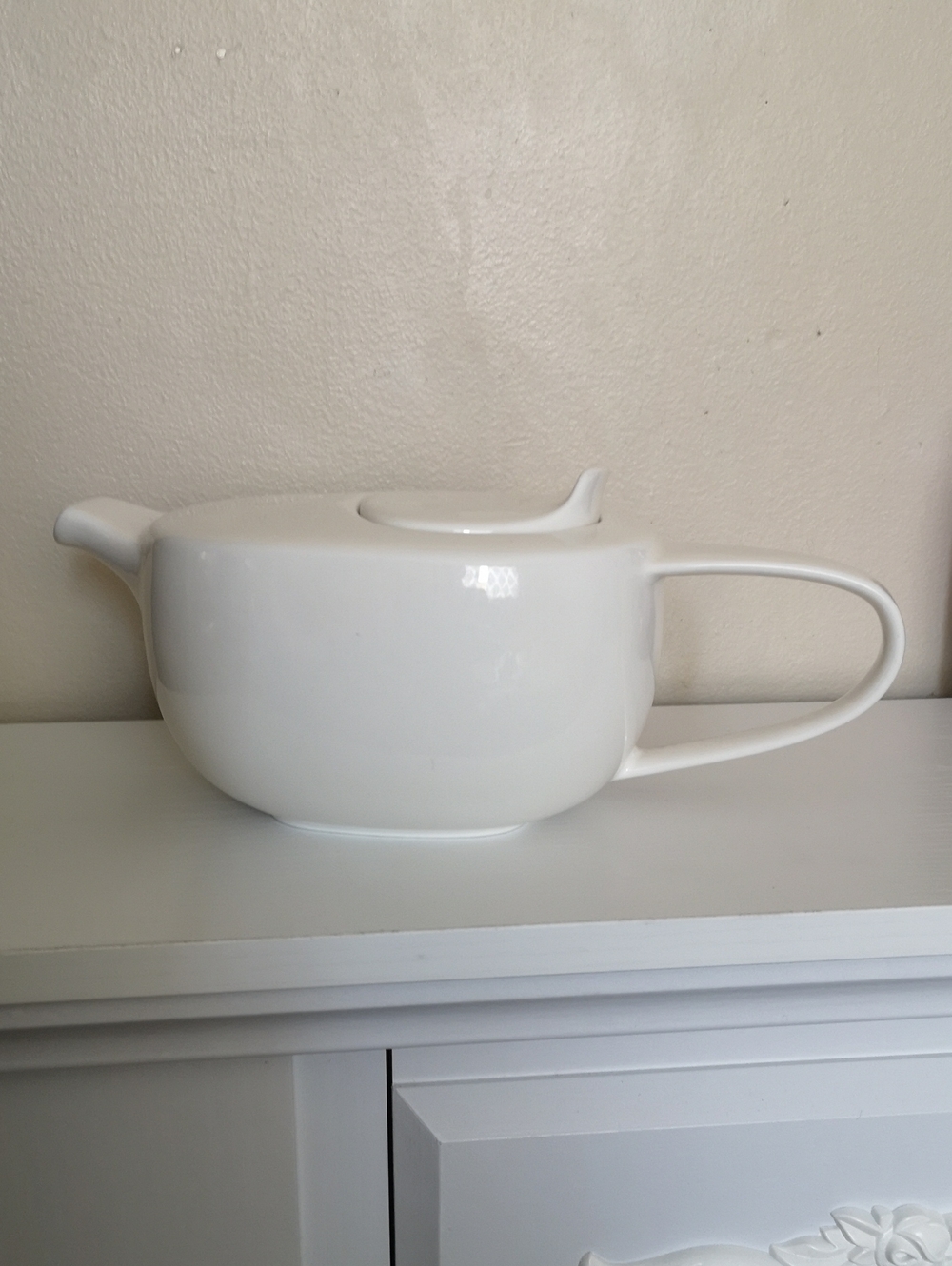 Beautiful & Unique Villeroy & Boch Premium Porcelain White Tea Pot Like-new